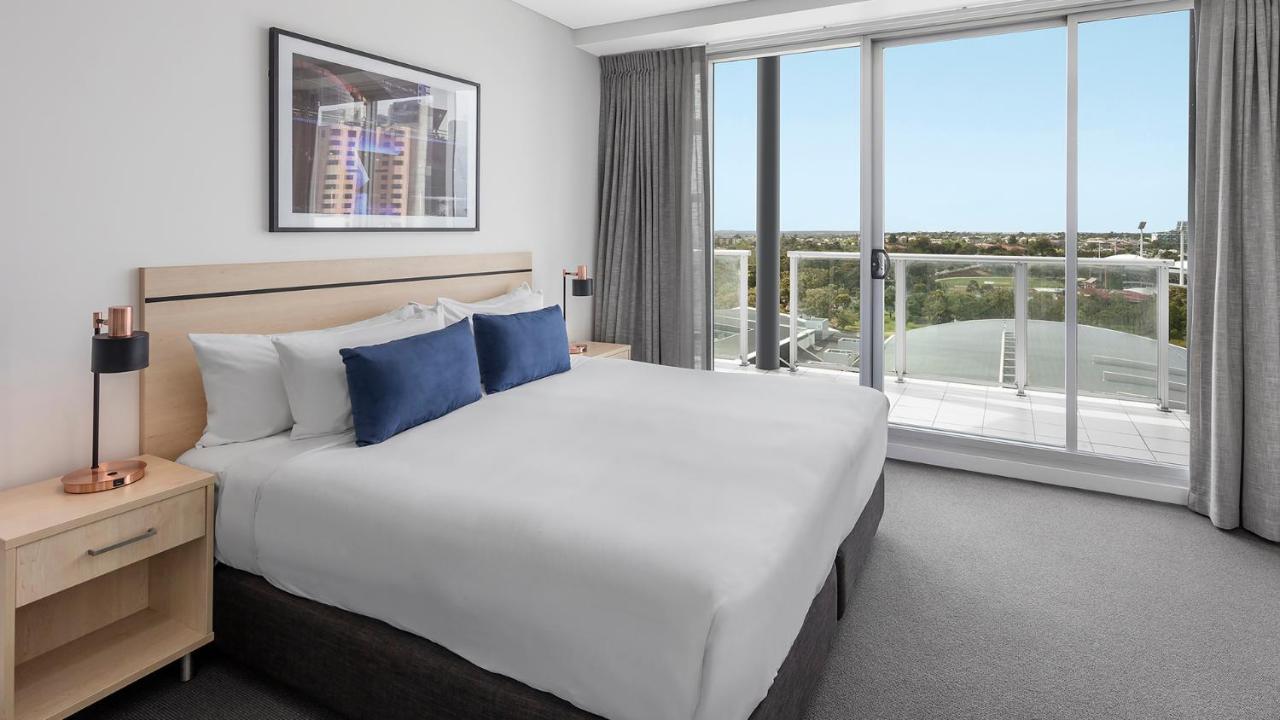 Oaks Adelaide Embassy Suites Экстерьер фото