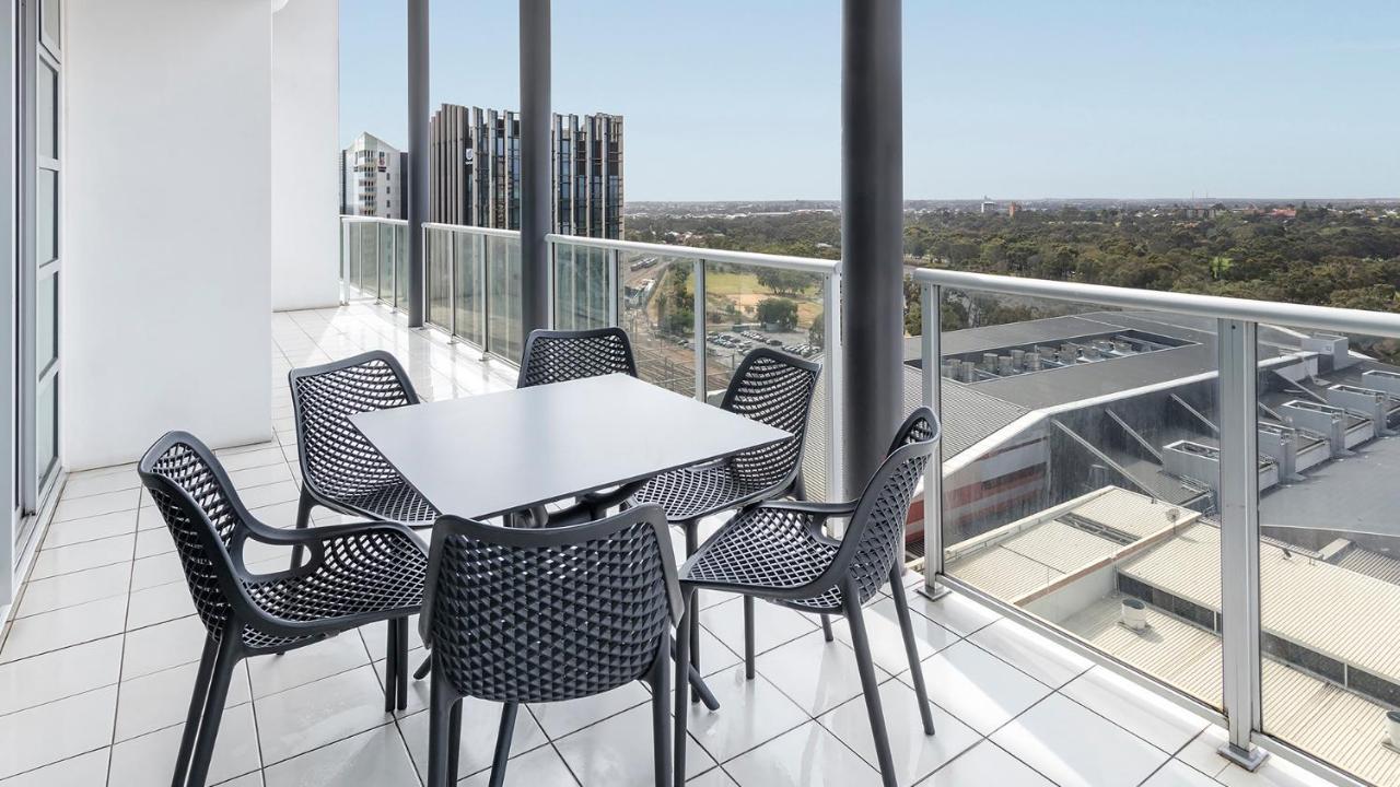 Oaks Adelaide Embassy Suites Экстерьер фото