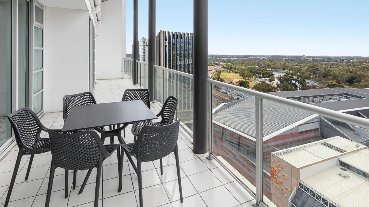 Oaks Adelaide Embassy Suites Экстерьер фото