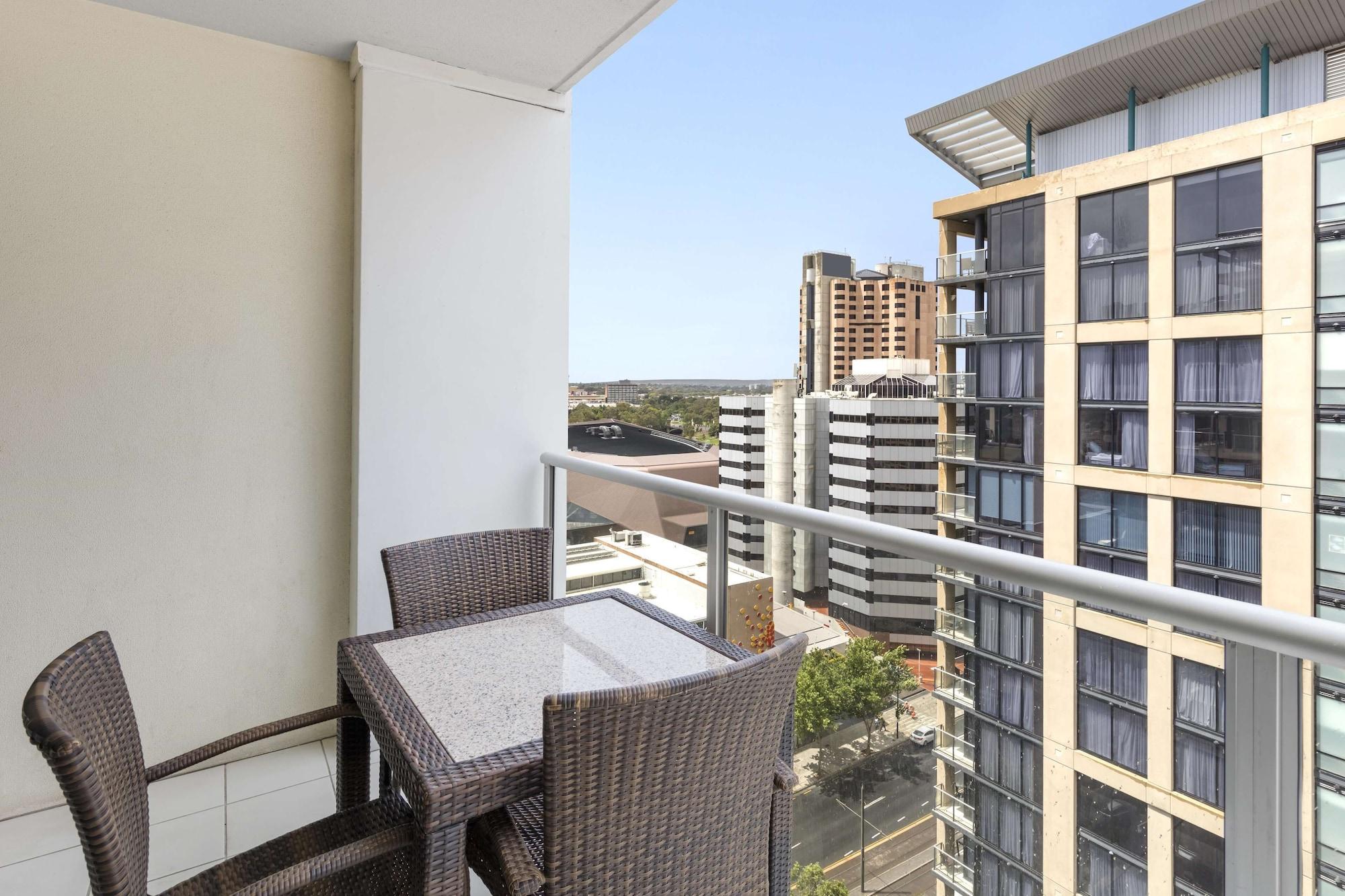 Oaks Adelaide Embassy Suites Экстерьер фото