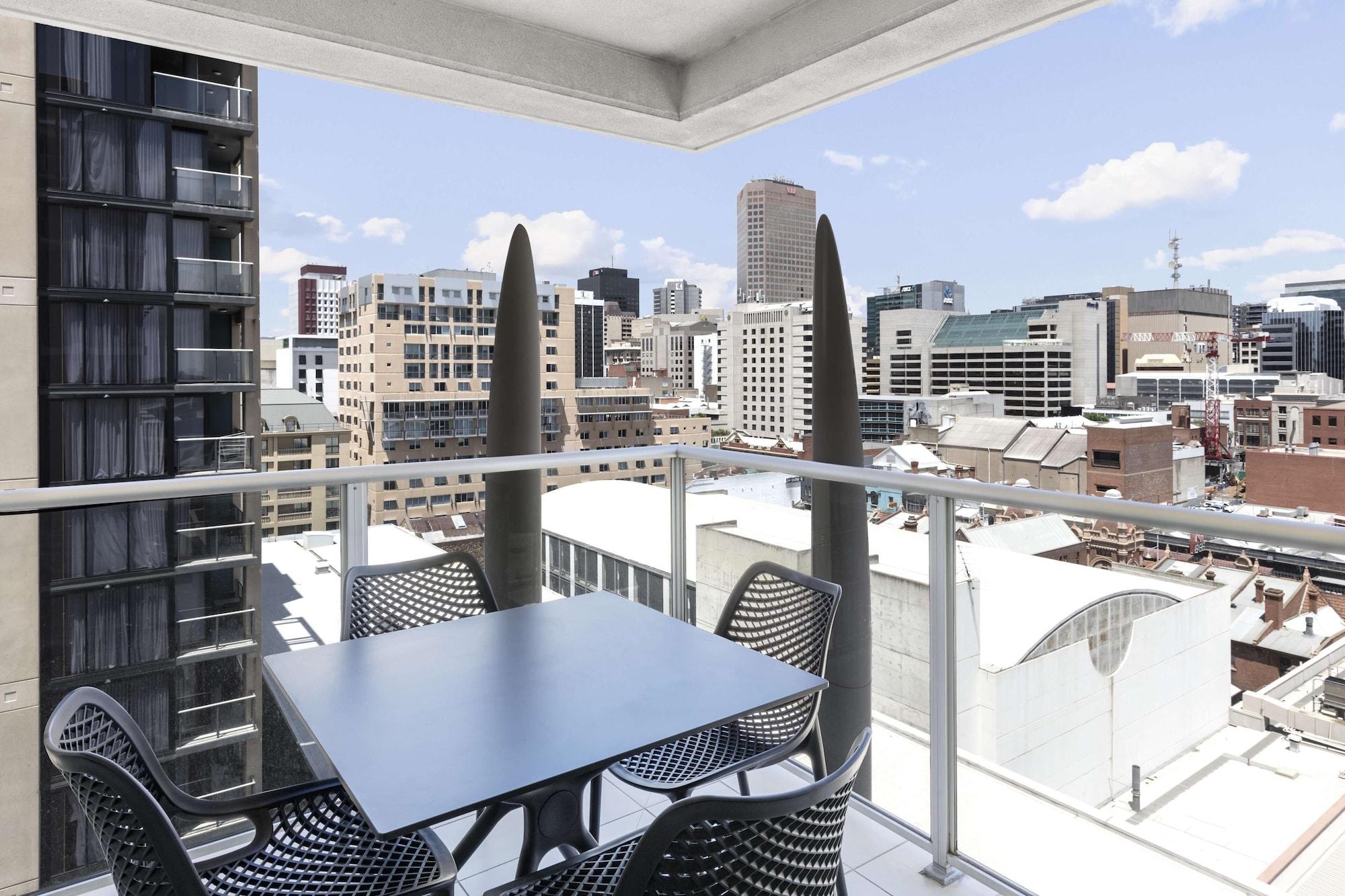 Oaks Adelaide Embassy Suites Экстерьер фото